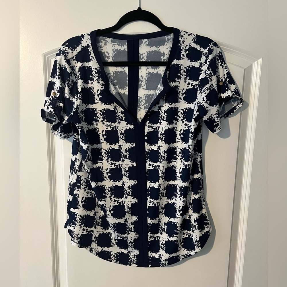 Unbranded top I’d say size large - navy and white
